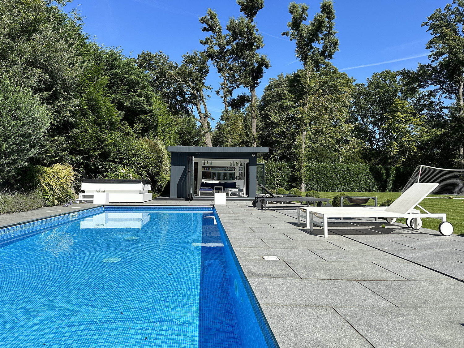 Poolside Garden Room with Bar