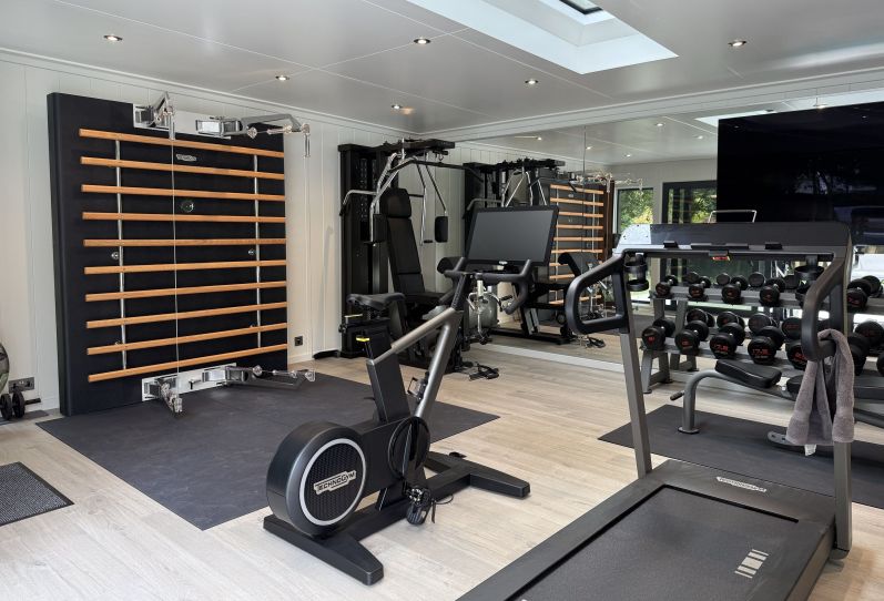 Double Bespoke Poolside Gym & Spa with Corridor Link in Berkshire