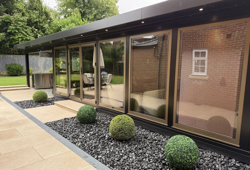 Beautiful Self-Contained Room with Store and Canopy in Epsom, Surrey