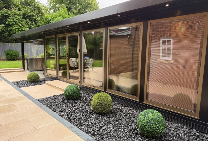 Beautiful Self-Contained Room and Canopy in Epsom, Surrey