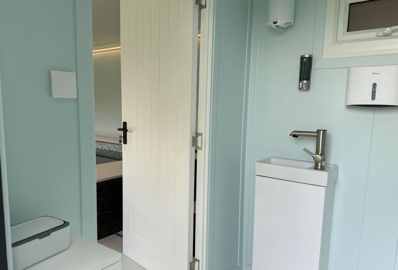 6.3m x 4.8m Endless Pool Room and Gym with Toilet in Purley - REF: 6488