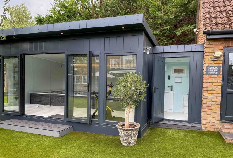 6.3m x 4.8m Endless Pool Room and Gym with Toilet in Purley - REF: 6488