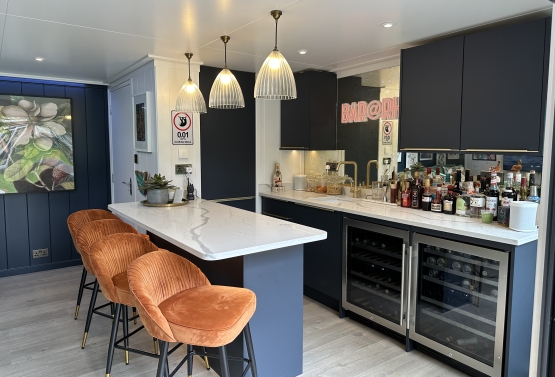 Tri-sliding, self contained family room with roof light, canopy, in and out kitchen and bar area in Wargrave, Reading