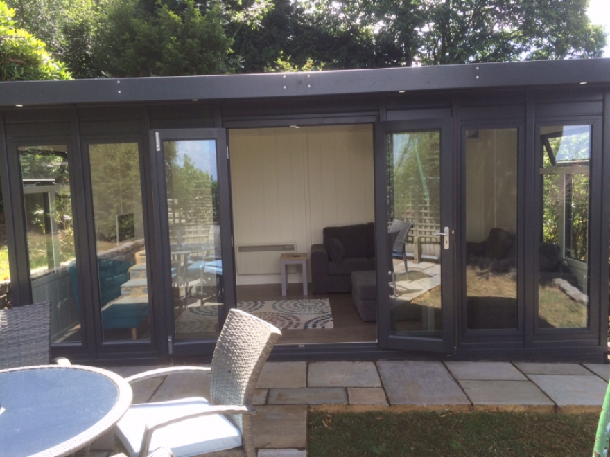 This summer house with its patio are perfect for entertaining and socialising!