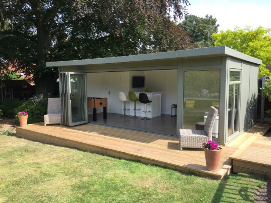 These 4,2m wide aluminium bi-folding doors open up completely for maximum integration with the garden