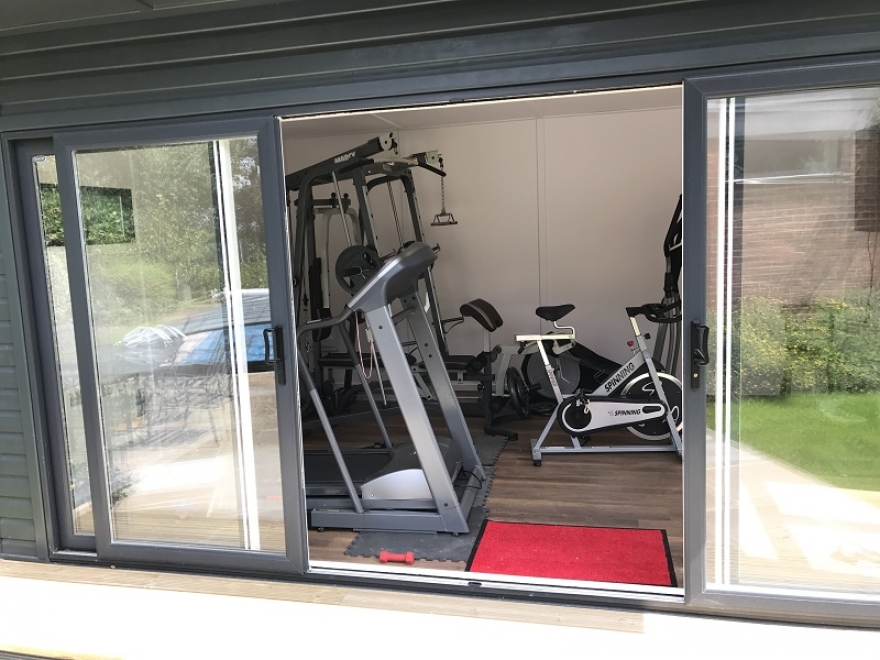 This home gym is well equipped for the ultimate gym experience 