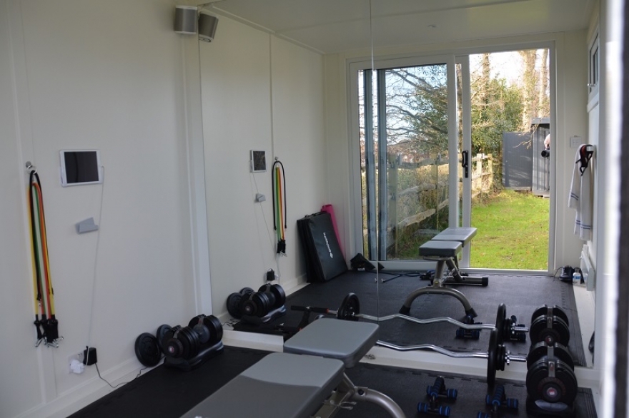 This compact 2.5m x 2.5m room has all the gym equipment you need for a full workout