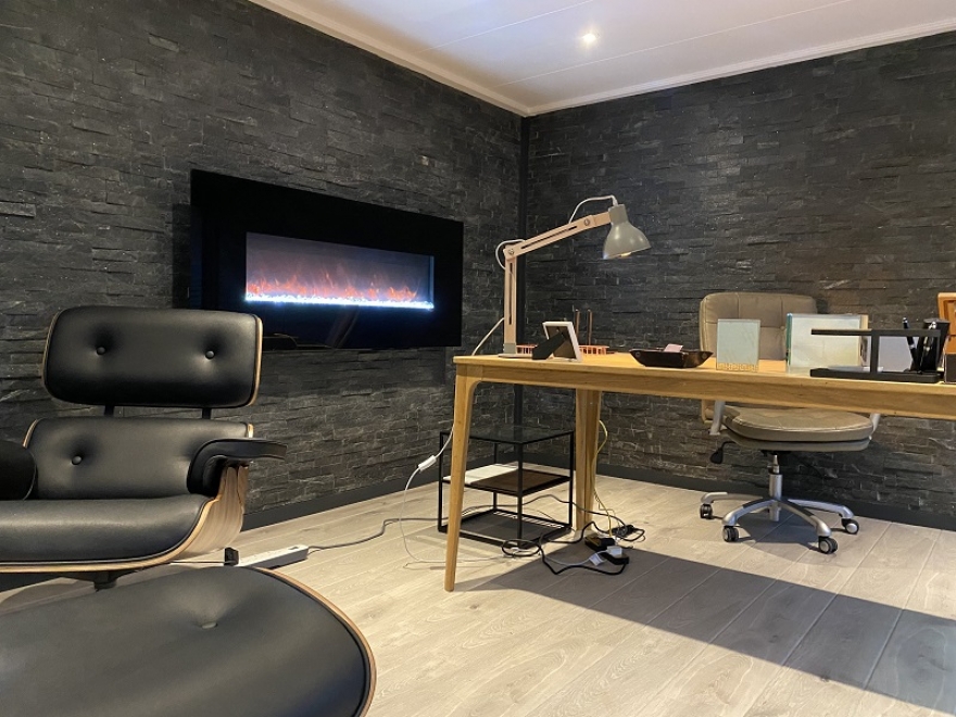 electrics, sound and communications make this the perfect office and lounge 