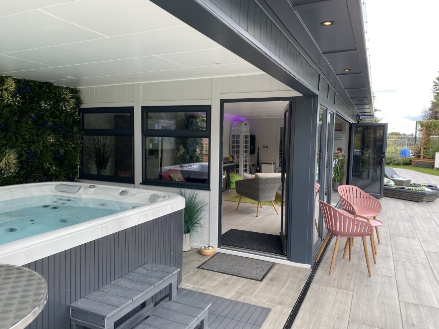 hot tub canopy with live wall on Summer house 
