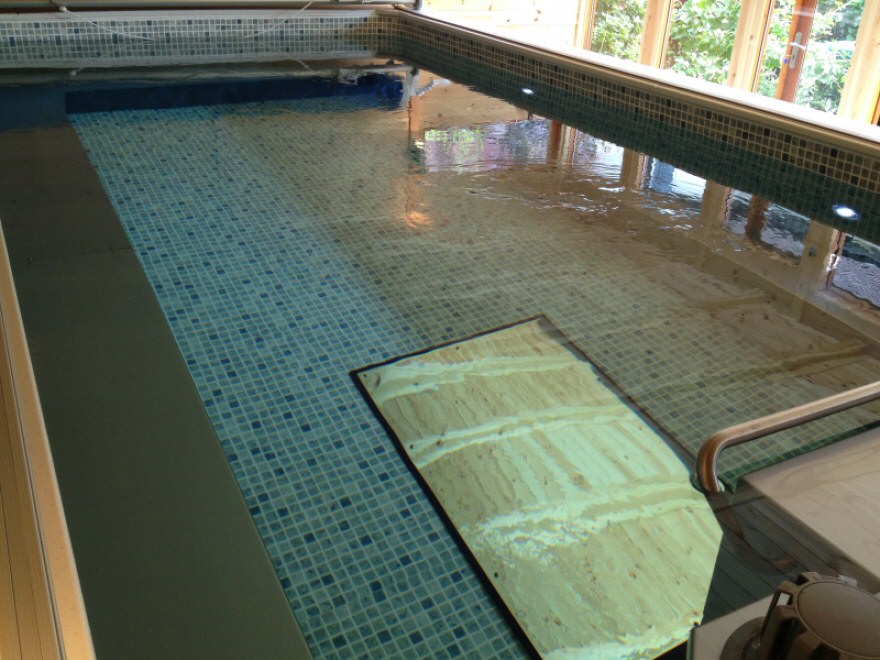 Pool floor mirror for swimming technique improvement