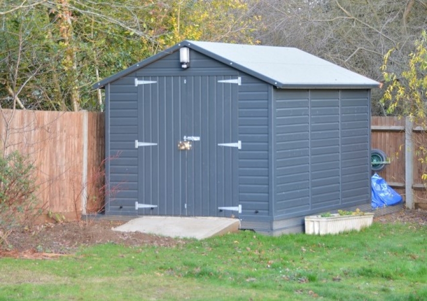 shed in anthracite grey paint