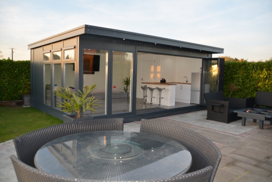 self contained garden room with kitchen, shower room and lounge woodcote Surrey