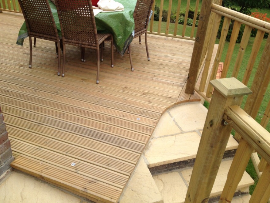 The patio to decking flows perfectly with decking light.