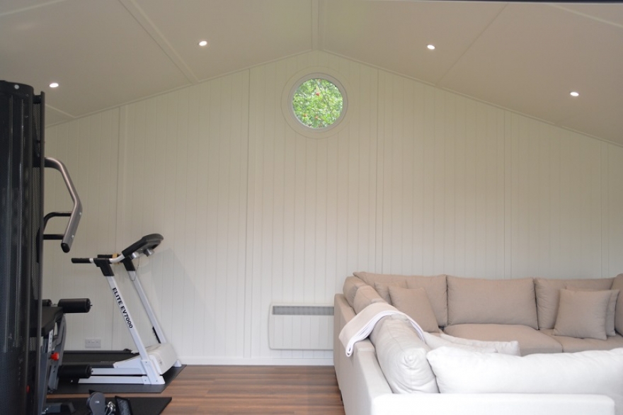 This roomy summerhouse allows for a large relaxation area in addition to housing gym equipment